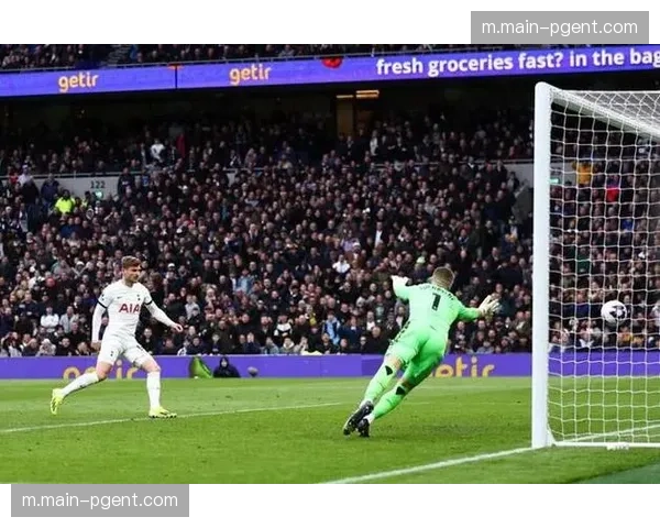 富勒姆前场逼抢奏效 迫使热刺后场出球多次失误